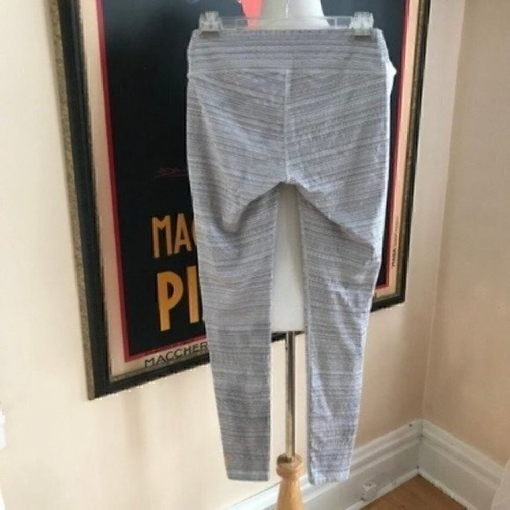 LUCY Hatha Linear Gray Textured Size Medium - Picture 2 of 8